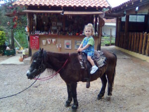 Leticia passeando no ponny Mortadela em Souzas - Campinas, set, 09