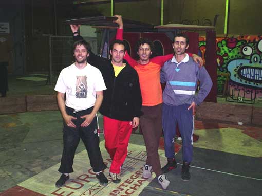 Pablo, eu, Ley e José - amigos da Troupe de Circo Cortocirquito (Hospitalet - Barcelona - março de 2004)