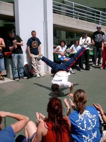 Brincando um pouco na roda ginástica da Gimnastrada dos INEFs da Espanha em La Coruña, maio de 2003.