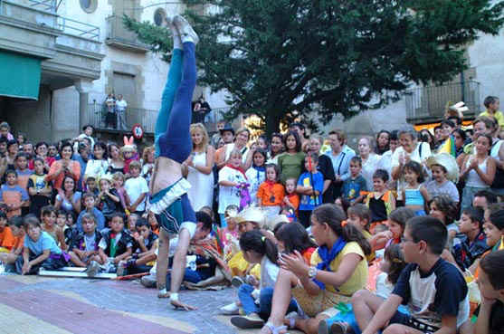 Espetáculo de rua na cidade de Cervera (Espanha) com a Companhia La Cremallera Teatre - abril de 2002