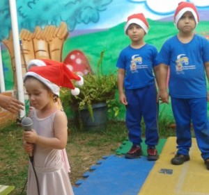 Alicia cantando na festa de final de ano da Escola Estação Criança! (dez, 2014)