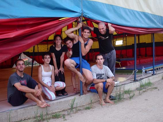 Eu e meus queridos alunos do Curso de Verão de Acrobacias na Escola Rogelio Rivel em Barcelona - Julho de 2004