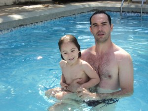 Leticia e papai na piscina, 2011