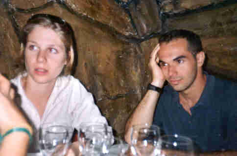 Eu e Malu jantando com amigos num bar caverna em Huesca - Espanha, junho de 2001