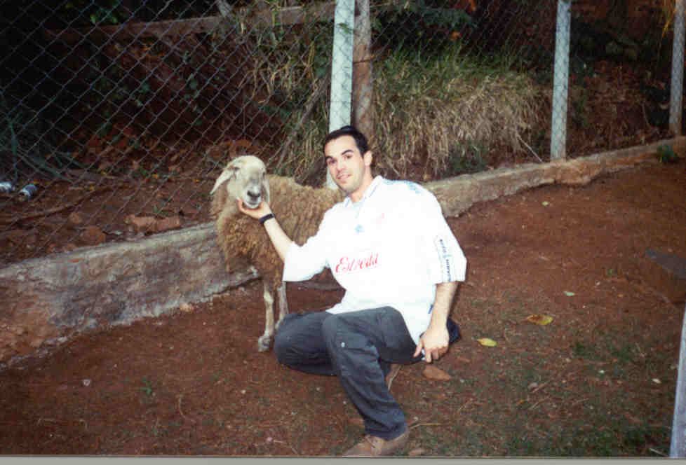 Marco e nossa querida ovelha Salomé - in momoriam - junho de 2002 Rep. Pocilga